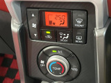 【オートエアコン】一度お好みの温度に設定すれば、車内の温度を検知し風量や温度を自動で調整。暑い&hellip;寒い&hellip;と何度もスイッチ操作をする必要はありません。快適な車内空間には必須の機能ですね♪