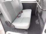 商用車ですので2列目シートのリクライニングは利きませんが、いざと言う時にシートがあると便利ですね。