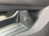 運転席と助手席の間にHDMI端子があり接続できます