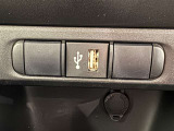 充電用USB端子付き。スマートフォンなどの充電に便利です。