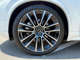 7ダブルスポーク9.0J&times;22インチダイヤモンドカット/ブラック 275/35R22サイズのピレリを装着。