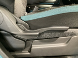 運転席にはドライバーの体型や好みに応じて前後方向だけでなく、高さの調整ができるシートリフターを装備!