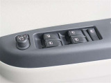 《パワーウインドウスイッチ》車の基本装備のひとつのパワーウインドウです。オート機能もあって、押し方の強弱で調整も出来ます。