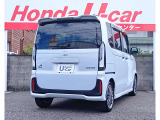 クリアレンズリアコンビランプと活字体エンブレムで品よく仕上げたリアビューとなっております!