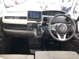 【インパネ全体】手が届きやすく、どなたでも運転しやすいです。シンプルで使いやすい設計になっています!