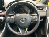 インテリアに合わせたデザインのステアリングは、運転される方のことも考え、運転しやすい形状、大きさです。是非一度、実際に触ってお確かめください。