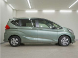 リアには左右スライドドアを採用。狭い駐車場でも開閉しやすく、強風の日でもドアが煽られにくくなっております。小さなお子さまやご年配の方も安心して乗り降りできます。