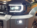 【LEDヘッドライト】悪天候や夜間走行時も良好な視界を確保し安心して運転できる高輝度LEDヘッドライトを装備!点灯速度が早く、消費電力も抑えられています。
