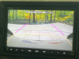 【バックカメラ】駐車時に後方がリアルタイム映像で確認できます。大型商業施設や立体駐車場での駐車時や、夜間のバック時に大活躍!運転スキルに関わらず、今や必須となった装備のひとつです!