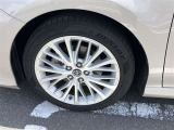 スポーティな印象を与える純正ホイールです。どこまでも走っていきたくなるようなデザインですね♪