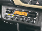 【オートエアコン】一度お好みの温度に設定すれば、車内の温度を検知し風量や温度を自動で調整。暑い&hellip;寒い&hellip;と何度もスイッチ操作をする必要はありません。快適な車内空間には必須の機能ですね♪
