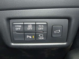 【パーキングセンサー】障害物などが車両に近づいた際に、音と画面表示にてお知らせしてくれます。警告音も段階的に鳴ってくれるので、どのくらいの近さなのか感覚的に察知することが出来ます♪