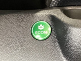 ECON モードをON にするとアクセルペダルの動きに対するエンジンの反応とエアコンの制御を切り換えることで、燃費のいい運転をするドライバーがペダルを踏んだ時と同じようにエンジンを制御します。