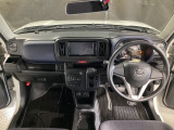 広いガラスエリアで明るい運転席まわり。視界も良好で運転しやすい!