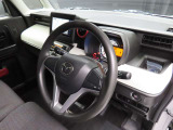 運転席のドアを開け、乗り込む際のイメージです。足元には純正フロアマットも敷かれています。