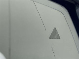 隣車線を走る車両をレーダーで検知し、ドアミラーでは確認しにくい後側方エリアに存在する車両に加え、急接近してくる車両も検知します。車両を検知するとドアミラーに搭載されたLEDインジケーターが点灯します。
