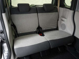2列目シートは座面がフラットになっており、乗り降りがしやすくなっております。