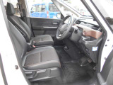 体が沈み込まないちょうどいい固さのシートなので、長時間の運転も疲れづらいんですよ♪足元もすっきりと広いです!