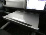 ノートPCを置いてお仕事や軽食時のトレイ代わりに便利なインパネテーブル装備です。危険ですので走行中は、収納しておいてください