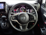 ハンドル左側にはオーディオ操作が出来るオーディオリモートコントロールスイッチ、右側にはHonda SENSINGとオートクルーズコントロールのスイッチを装備!