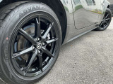 車のデザインにマッチした、純正アルミホイール!