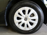 タイヤサイズは195/65R/15です。シルバー塗装のキャップ付きのアルミホイールになります。