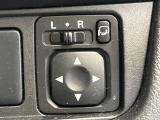 【電動格納ミラー】サイドミラーは電動格納式となっており、狭い駐車場でもキズがつくリスクを抑えられます。