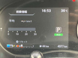 優れた視認性とデザイン性を兼ね備えたメーターです。瞬間燃費・平均燃費表示とともに燃費を意識した丁寧な走りをサポートします。