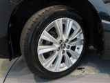 トヨタ純正アルミホイール。タイヤサイズは235/50R18です。