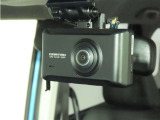ドライブレコーダー装備:車の走行中の主に外観を中心に記録する撮影機材です!交通事故発生時の責任の所在を明確にしたり、観光等を記録するのにも役立ちます!
