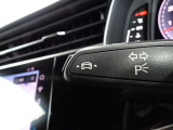 居眠り運転やわき見運転など、万が一車両が道路白線をはみだしそうになると、車がハンドルを自動修正してくれるアウディレーンアシストが装備されております。
