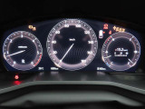 CX-80のメーター部です。車格に見合った美しいグラフィックデザインでありつつも華美な装飾を避け、必要な情報を瞬時に読み取れる様デザイン・配置されています。