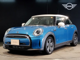 MINIのフロントグリルのデザインはイギリスで生まれた当初から、シルバーのサイドバーが折り重なった伝統的なデザインで御座います。その伝統はBMWのお車になってからでも少しずつ形を変えて守られております