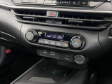 【オートエアコン】タッチパネル式オートエアコンで運転席周りの凹凸が少なくスッキリとしています。
