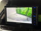 【バックカメラ】駐車時に後方がリアルタイム映像で確認できます。大型商業施設や立体駐車場での駐車時や、夜間のバック時に大活躍!運転スキルに関わらず、今や必須となった装備のひとつです!