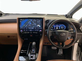 スタイリッシュなデザインのインパネ。各操作スイッチは使いやすい位置に配置されてます。