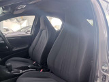 体を包み込むような座り心地で運転をサポートします。