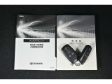 保証書・記録簿・取扱説明書と揃っていいます。キーの電池は新品にお取替えしてから納車させて頂きます。