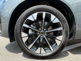 5 Yスポーク 20インチ アルミホイール  (ダイヤモンドカット/グロッシーブラック  255/45R20サイズのミシュランを装着。