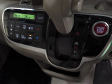 インパネシフトだから視線の移動も少なく足元もスッキリ。運転席もゆったりしているのでゆとりを持ってドライブできますね。