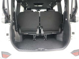 3列目シートは跳ね上げ式で折りたたみ可能です。キャンプ用品など大きな荷物もばっちり収納可能です!