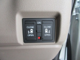 両側電動スライドドア。荷物で手が塞がる時など簡単にドアの開閉が出来ます。何より力いらずで開閉OK。女性やお年寄りにも優しい。電動機能はOFFにもできますから元気なお子様の駆け出しも安心。