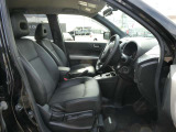 運転席シートには手動式のシートリフター機能が備わっています。