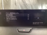 ドライバーモニタリングは、運転者の疲労や眠気を検知し、休憩を促すシステムです。カメラで顔の各部位の変化を検出し、疲労や眠気を推定してディスプレイの表示および警報チャイムで休憩を促します。
