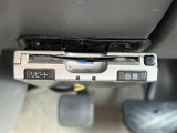 【ETC】有料道路を利用する際に料金所で停止することなく通過できる、ETC車載器(ノンストップ自動料金収受システム機器)が装備されています。セットアップを行うことで利用可能になります。