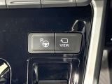 【リモート機能つきアドバンストパーク】専用スマートフォンアプリの使用で、車外から遠隔駐車・出庫が可能な先進機能。広い場所で乗り降りしたい時に便利です♪