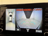 パノラミックビューモニターを装備。駐車場や交差点でクルマを真上から見るように周囲を確認できます。機能の詳細は販売店スタッフまでおたずねください。