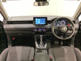 車内は光触媒抗菌消臭施工済です。スタイリッシュなデザインでスポーティなインパネ周りを演出します。グローブボックスやカップホルダーのほかにトレーなどたくさんの収納スペースが付いています。