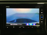ギヤをR(バック)に入れるとナビの画面に後ろの映像が映るリアカメラ付です。後退時、コンディションが悪い視界でもカラーバックモニターがドライバーをサポートします。