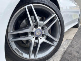 ●純正アルミホイール:輸入車ならではの卓越した走りを支えるホイールと足回りです!日本車の走りに慣れている方にもぜひ体感して頂きたいほど、高いレベルでまとまっています!
